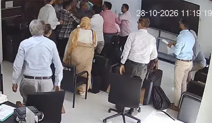 আইইডিসিআর কার্যালয়ে ঢুকে পরিচালককে মারধরের অভিযোগ