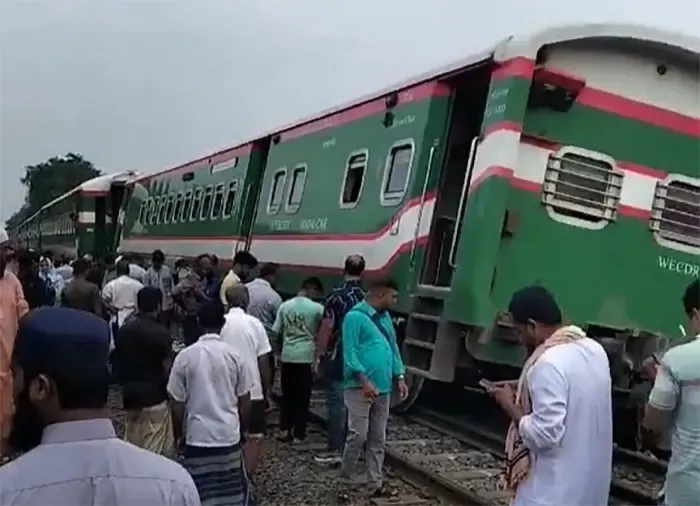 টাঙ্গাইলে ট্রেনের বগি লাইনচ্যুত: ঢাকার সঙ্গে উত্তরবঙ্গের যোগাযোগ বিচ্ছিন্ন